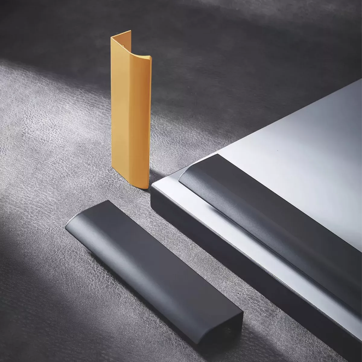 D1018 - Modern Cabinet Handle